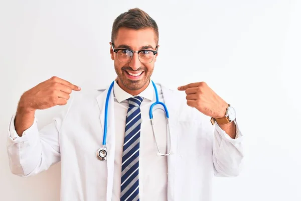 Junger Gutaussehender Arzt Mit Stethoskop Vor Isoliertem Hintergrund Sieht Selbstbewusst — Stockfoto