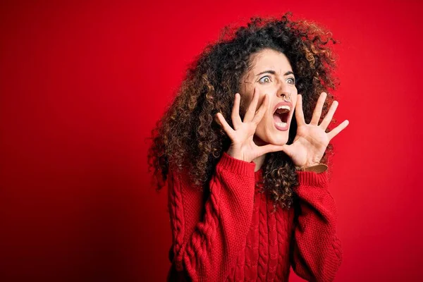 Joven Hermosa Mujer Con Pelo Rizado Piercing Usando Suéter Rojo —  Fotos de Stock