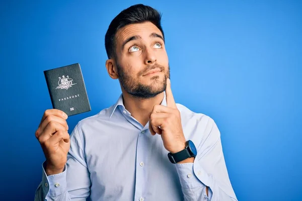 Joven Turista Guapo Sosteniendo Australia Pasaporte Australiano Sobre Fondo Azul —  Fotos de Stock