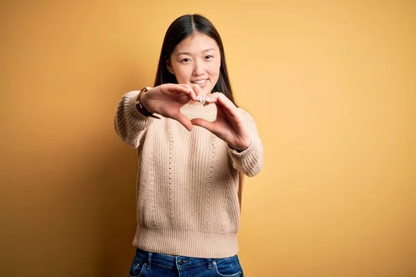 Jonge Mooie Aziatische Vrouw Draagt Casual Trui Gele Geïsoleerde Achtergrond — Stockfoto