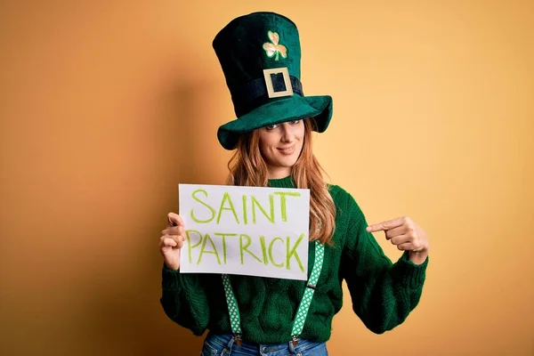 Hermosa Mujer Morena Con Sombrero Verde Sosteniendo Pancarta Con Santo — Foto de Stock