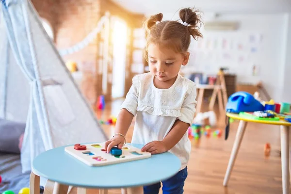 Junge Schöne Kleinkind Lernt Mathematik Spielen Mit Mathe Spiel Kindergarten — Stockfoto