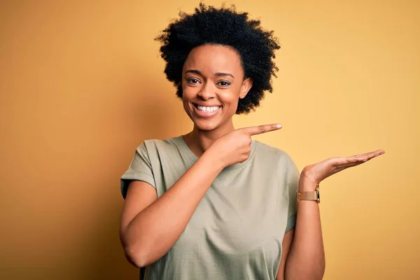 Ung Vacker Afroamerikansk Afro Kvinna Med Lockigt Hår Bär Casual — Stockfoto