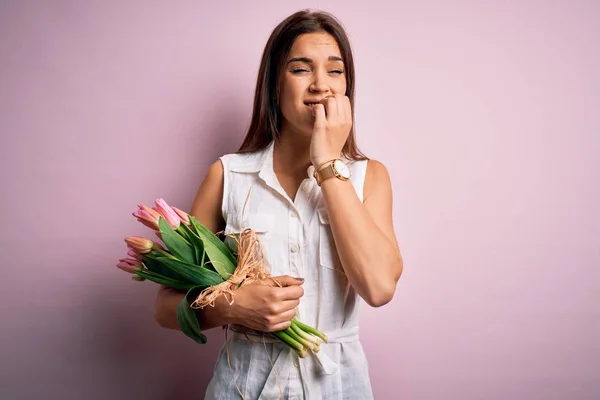 Jonge Mooie Brunette Vrouw Met Boeket Van Tulpen Bloemen Roze — Stockfoto