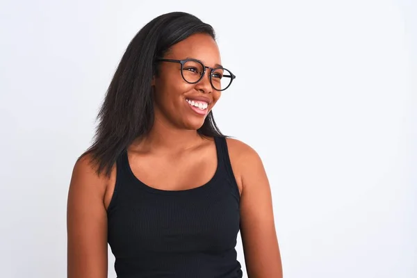 Hermosa Mujer Afroamericana Joven Con Gafas Sobre Fondo Aislado Mirando —  Fotos de Stock
