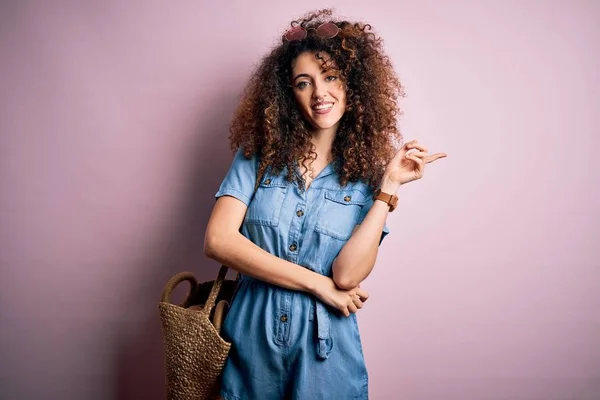 Mulher Bonita Nova Com Cabelo Encaracolado Piercing Vestindo Vestido Ganga — Fotografia de Stock