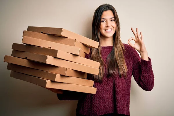 年轻漂亮的姑娘拿着意大利披萨盒 站在白色的背景上 手握着手签 很好的象征 — 图库照片