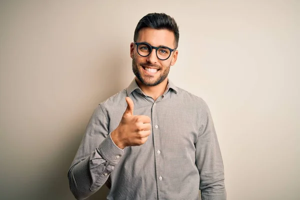 Joven Hombre Guapo Con Camisa Elegante Gafas Sobre Fondo Blanco — Foto de Stock