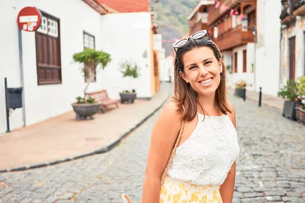 Joven Hermosa Mujer Pueblo Romántico Caminando Por Calle Ciudad Día —  Fotos de Stock