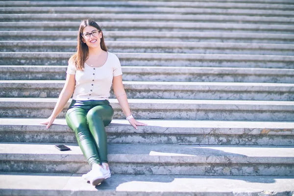 Young Beautiful Woman Smiling Happy Confident Sitting Stairs Smile Face — 图库照片