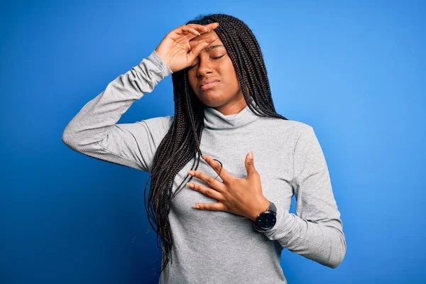 Ung Afrikansk Amerikansk Kvinna Står Bär Casual Polotröja Över Blå — Stockfoto