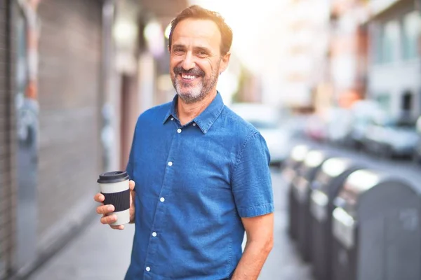 Hombre Guapo Mediana Edad Pie Calle Bebiendo Llevar Café Sonriendo —  Fotos de Stock