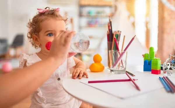 Renkli Oyun Odasında Beyaz Güzel Bir Bebek Oyuncaklarla Oynuyor Anaokulunda — Stok fotoğraf