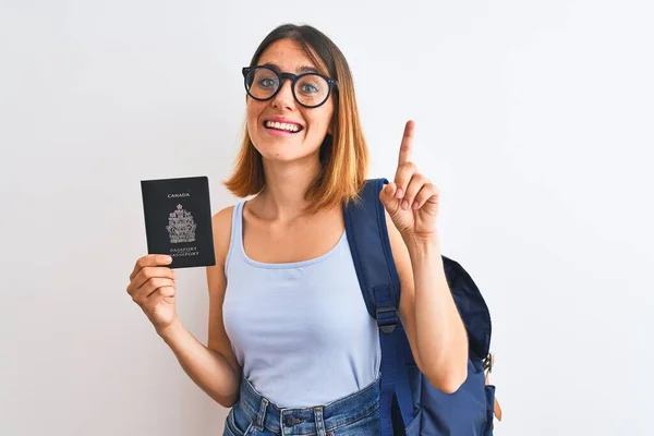 Красивая Рыжая Студентка Рюкзаке Паспортом Канады Удивлена Идеей Вопросом Указывая — стоковое фото