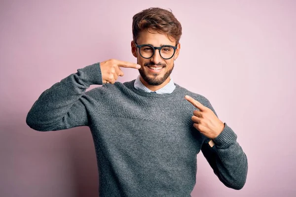 Ung Stilig Man Med Skägg Bär Glasögon Och Tröja Står — Stockfoto