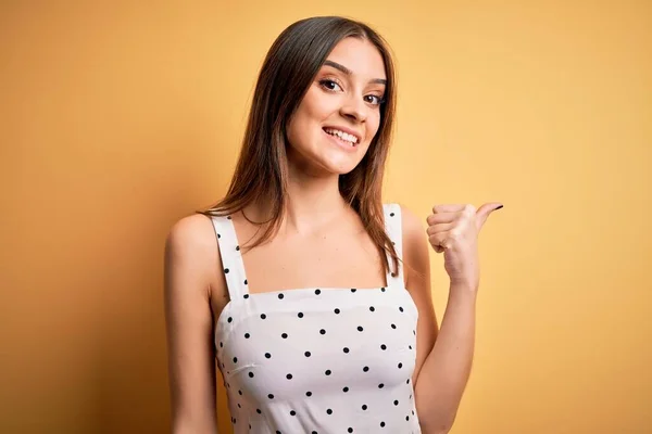 Jovem Bela Mulher Morena Vestindo Vestido Casual Sobre Fundo Amarelo — Fotografia de Stock