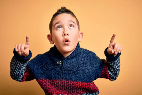 Niño Pequeño Con Suéter Invierno Sobre Fondo Amarillo Aislado Asombrado — Foto de Stock