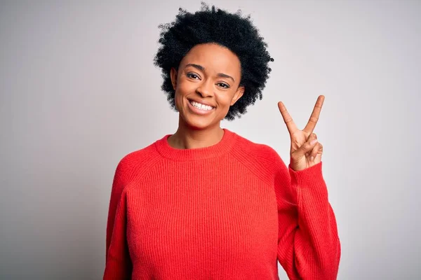 Ung Vacker Afroamerikansk Afro Kvinna Med Lockigt Hår Bär Röd — Stockfoto