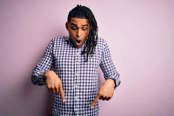 Jovem Afro Americano Afro Americano Bonito Com Dreadlocks Vestindo Camisa — Fotografia de Stock