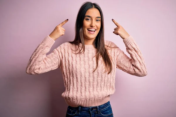 Jong Mooi Brunette Vrouw Dragen Casual Trui Geïsoleerde Roze Achtergrond — Stockfoto