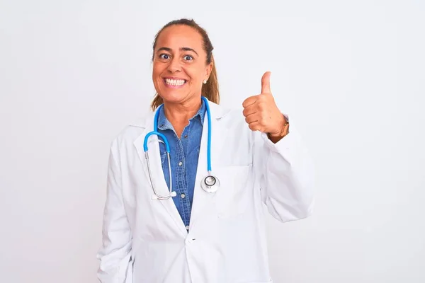 Dojrzała Lekarka Średnim Wieku Nosząca Stetoskop Odosobnionym Tle Robiąca Gesty — Zdjęcie stockowe
