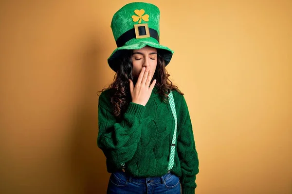 Hermosa Mujer Pelo Rizado Con Sombrero Verde Con Trébol Celebrando —  Fotos de Stock