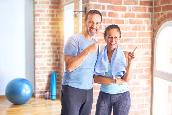 Pareja Deportiva Mediana Edad Pie Antes Hacer Ejercicio Gimnasio Con —  Fotos de Stock