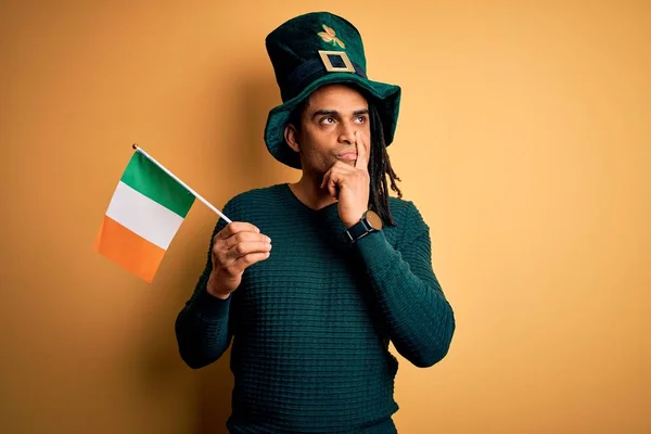 Homme Afro Américain Portant Chapeau Vert Tenant Drapeau Irlandais Célébrant — Photo
