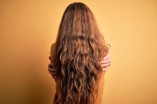 Jovem Mulher Loira Bonita Vestindo Camisola Casual Sobre Fundo Amarelo — Fotografia de Stock