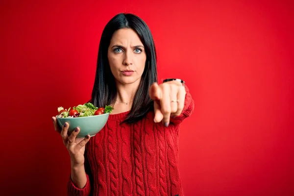Mavi Gözlü Sağlıklı Yeşil Salata Yiyen Genç Esmer Kadın Izole — Stok fotoğraf