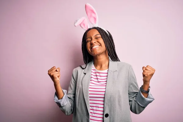 Mladá Africká Americká Dívka Nosí Roztomilé Velikonoční Zajíček Uši Přes — Stock fotografie