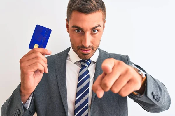 Joven Hombre Negocios Guapo Sosteniendo Tarjeta Crédito Sobre Fondo Aislado —  Fotos de Stock