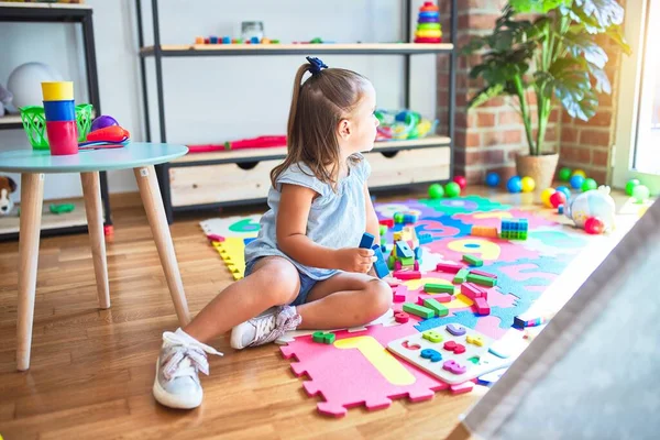 Junge Schöne Blonde Mädchen Kind Genießen Spielschule Mit Spielzeug Kindergarten — Stockfoto