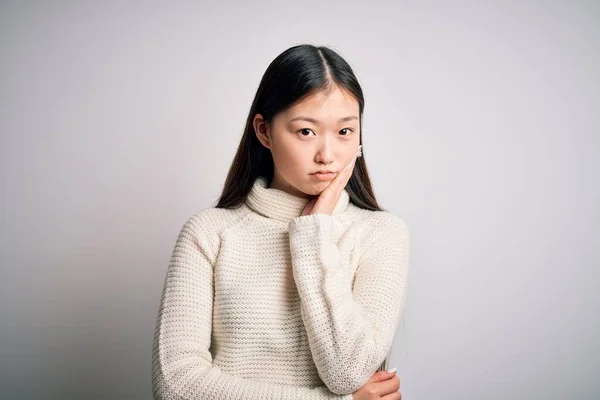 Joven Hermosa Mujer Asiática Vistiendo Suéter Casual Pie Sobre Fondo — Foto de Stock