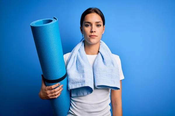 Young Beautiful Brunette Sportswoman Wearing Towel Holding Mat Yoga Confident — Stok fotoğraf