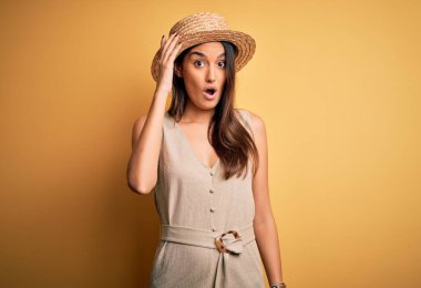 Tatilde olan genç, güzel esmer kadın, gündelik elbiseler giyiyor ve şapkasıyla şaşırmış, hata yaptığını unutma. Unuttum, kötü hafıza konsepti.