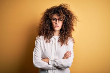 Kıvırcık saçlı, piercing takan, gözlüklü, kuşkucu ve gergin, yüzünde çapraz kollu hoş olmayan ifadeyle güzel bir esmer kadın. Negatif kişi.