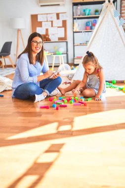 Çocuk, danışman ve davranış düzeltmesi hakkında konuşan ve tedavi eden genç bir terapist. Pedagog maaş odasında not alıyor.