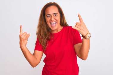 Orta yaşlı olgun bir kadın beyaz arka planda durmuş deli gibi bağırarak elleri havada rock sembolü yapıyor. Müzik yıldızı. Ağır konsept.