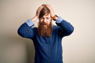 Sakallı, sakallı, yakışıklı, kızıl saçlı bir iş adamı. Acı ve migren yüzünden baş ağrısı çekiyor. Ellerini başının üstüne koy..