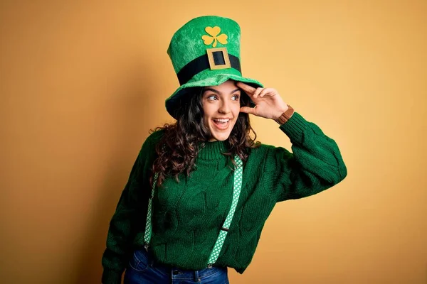 Hermosa Mujer Pelo Rizado Con Sombrero Verde Con Trébol Celebrando — Foto de Stock