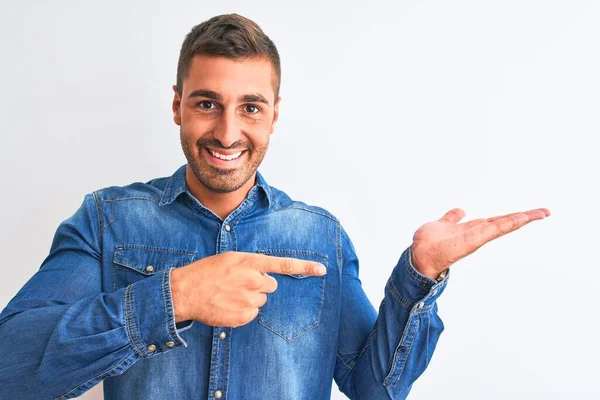 Jeune Bel Homme Vêtu Une Veste Denim Debout Sur Fond — Photo