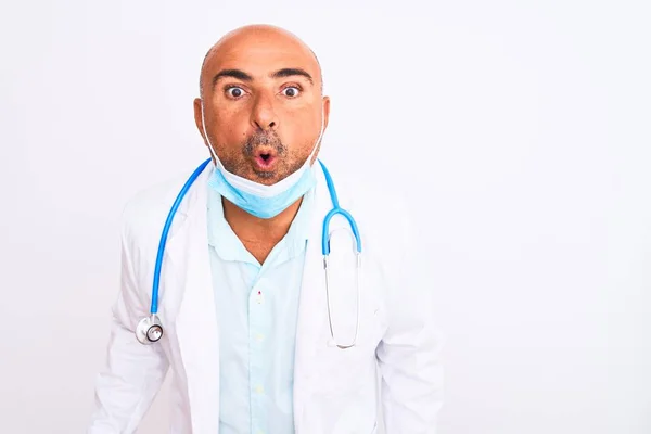 Steteskop Maske Takan Orta Yaşlı Bir Doktor Izole Edilmiş Beyaz — Stok fotoğraf