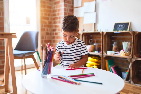 Bello Bambino Ragazzo Disegno Carino Disegnare Utilizzando Matite Colorate All — Foto Stock