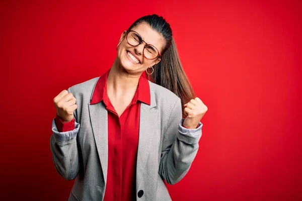 Ung Vacker Brunett Affärskvinna Bär Jacka Och Glasögon Över Röd — Stockfoto