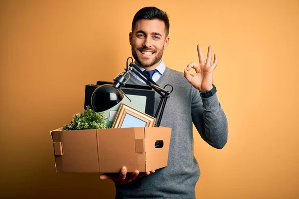 Mladý Obchodník Držící Kancelářskou Budku Byl Vyhozen Práce Přes Žluté — Stock fotografie