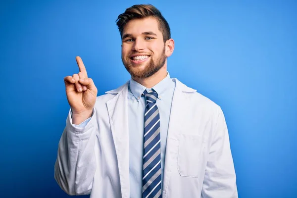 Joven Terapeuta Rubio Hombre Con Barba Ojos Azules Usando Abrigo — Foto de Stock