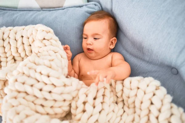 Förtjusande Bebis Liggande Över Filten Soffan Hemma Nyfödd Avkopplande Och — Stockfoto