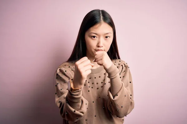 Mladá Krásná Asijská Žena Nosí Módu Elegantní Svetr Přes Růžové — Stock fotografie