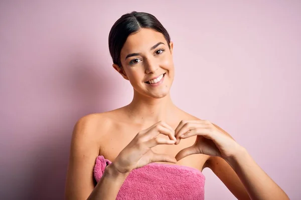 Joven Chica Hermosa Con Ducha Toallas Después Del Baño Pie —  Fotos de Stock